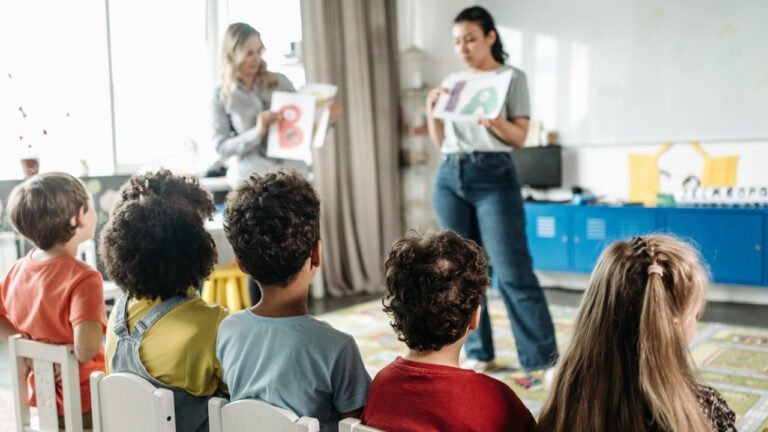 personnes en train dapprendre ensemble