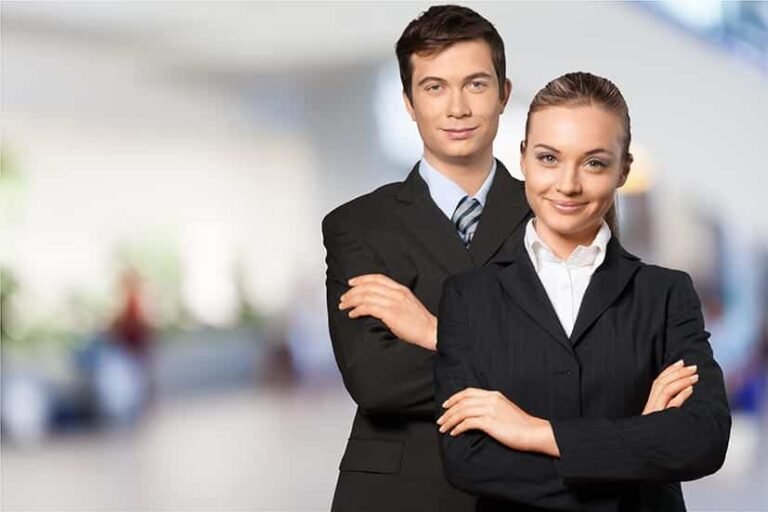 Comment trouver des emplois accessibles sans diplôme 36 personnes en train de travailler ensemble