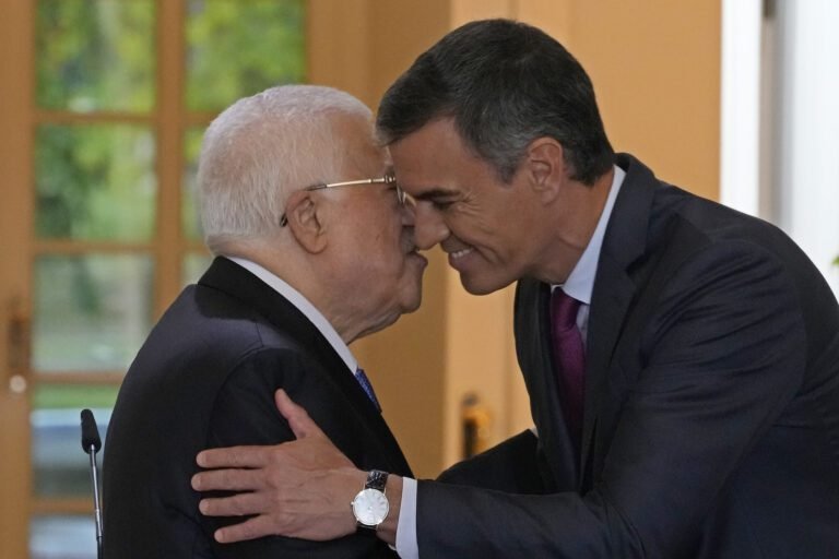 personnes se saluant en espagnol