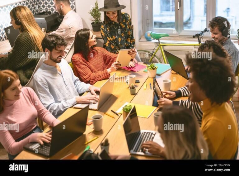 personnes travaillant et samusant ensemble