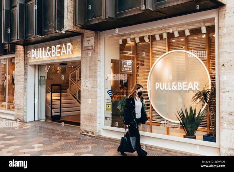 photo de la facade dun magasin pull bear