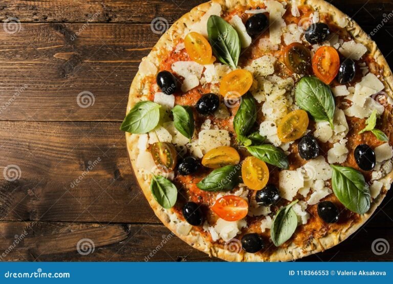 pizza appetissante sur une table en exterieur