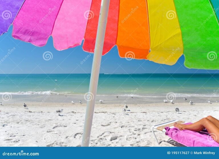 plage ensoleillee avec des parasols colores