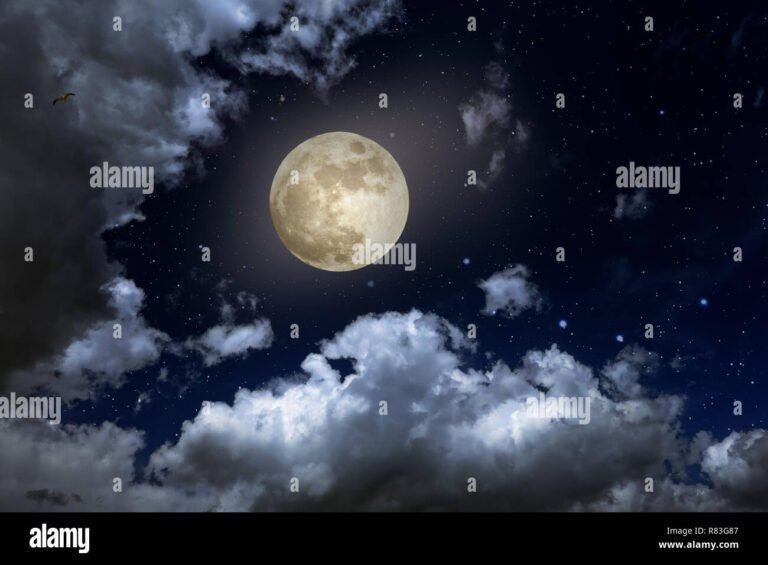 Quel est le symbole de la pleine lune dans le calendrier 37 pleine lune illuminant un ciel etoile