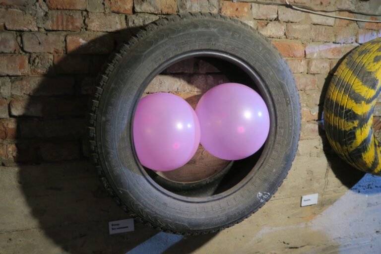 pneus en exposition dans un garage moderne