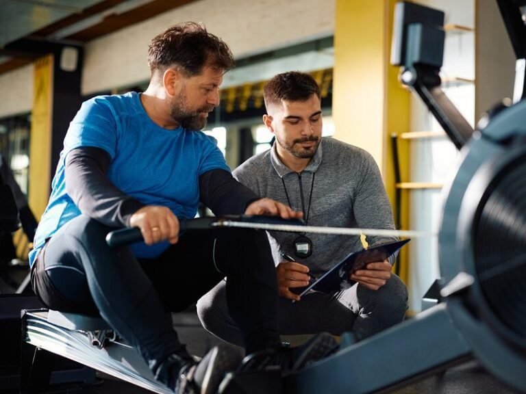 salle de sport avec etudiants en train de sentrainer