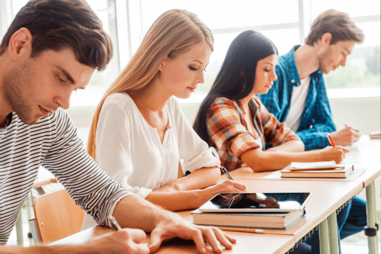 salle dexamen avec des etudiants concentres