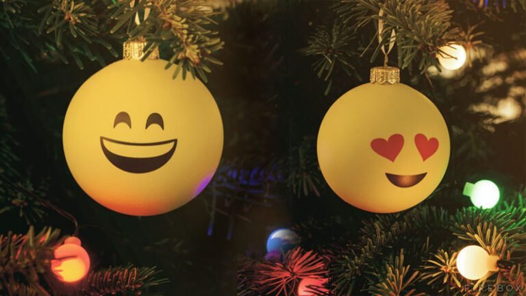 sapin de noel decore avec des emojis