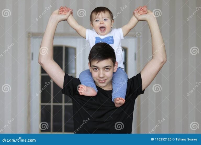 un adolescent souriant avec des enfants