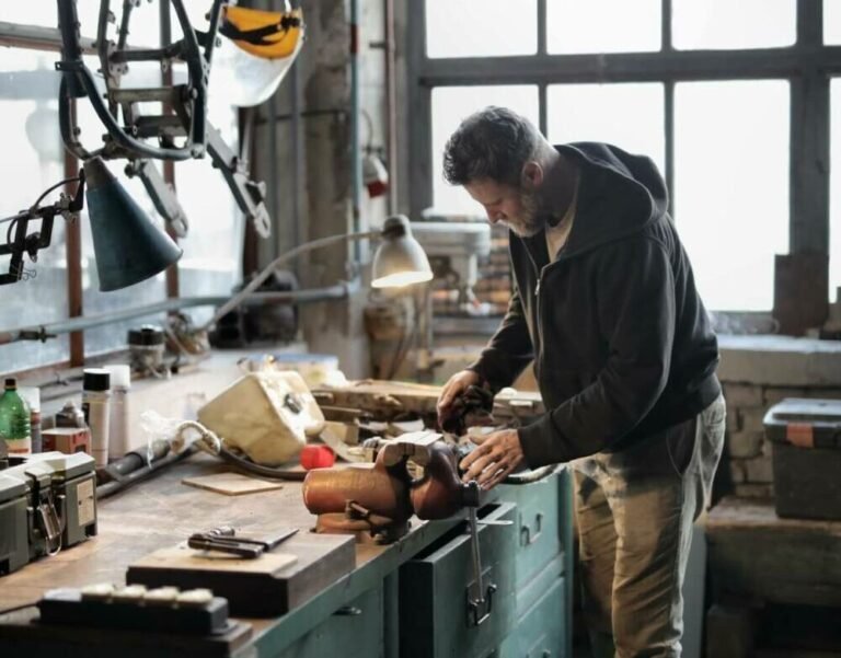 un artisan au travail dans son atelier