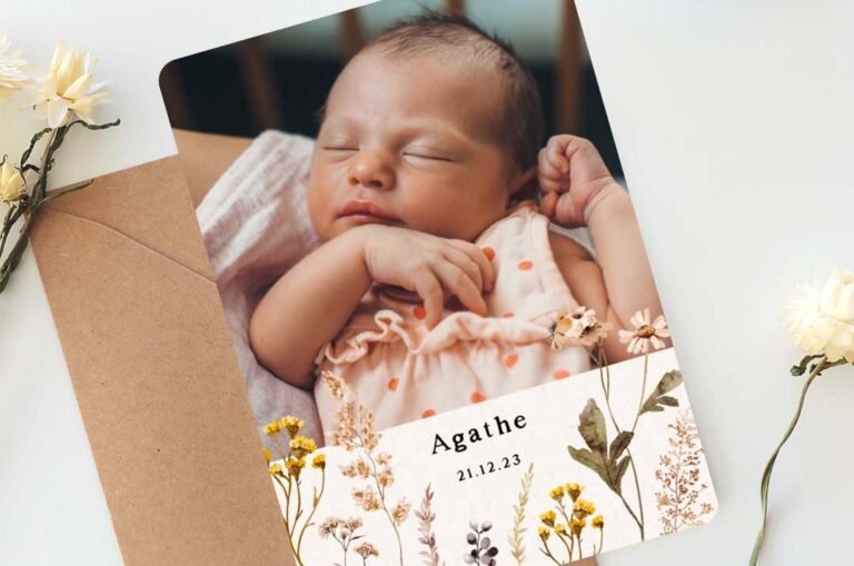 un bebe entoure de carnets colores