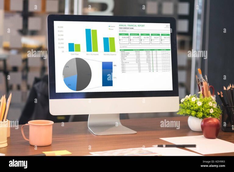 un bureau avec un ordinateur et des graphiques