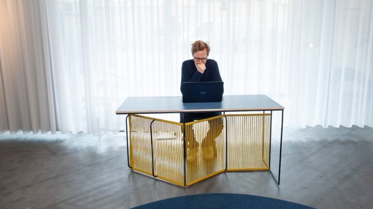 Licenciement pour cause réelle et sérieuse : quels exemples concrets 26 un bureau vide avec une chaise renversee