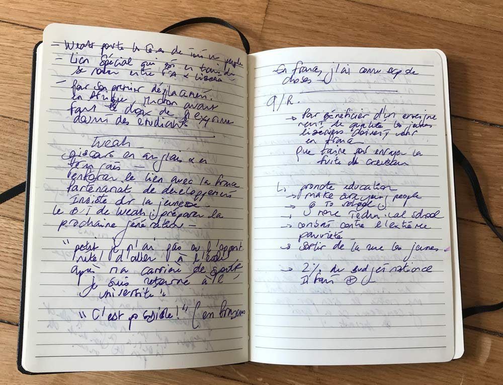 un carnet ouvert avec des notes manuscrites