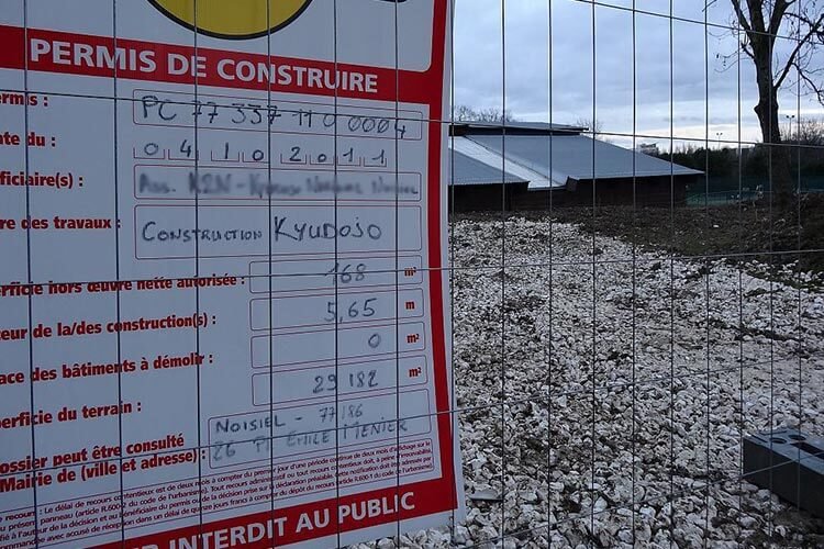 un chantier avec panneaux dinformation visibles