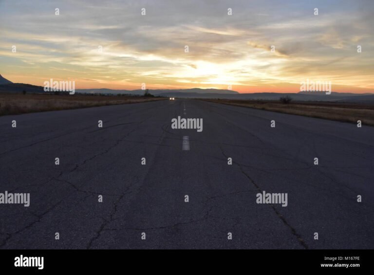 un chemin se dirige vers un horizon
