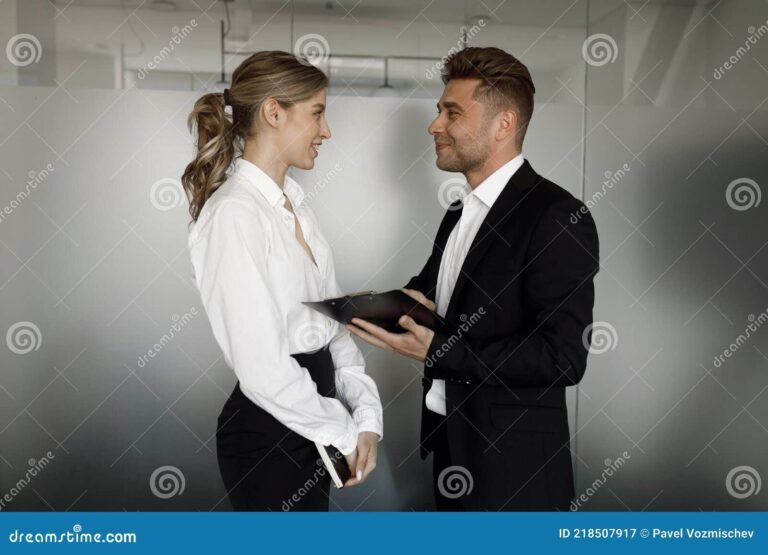 Comment effectuer une rupture conventionnelle sans préavis légal 38 un couple discutant dans un bureau