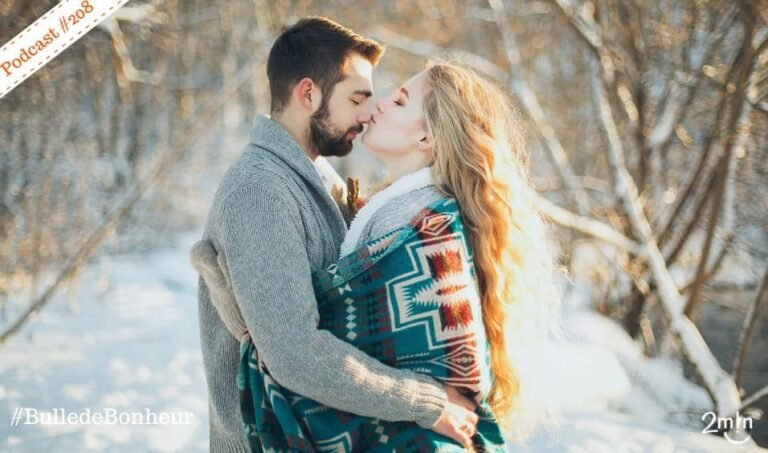 un couple heureux choisissant des invites