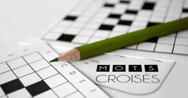 un crayon et une grille de mots croises