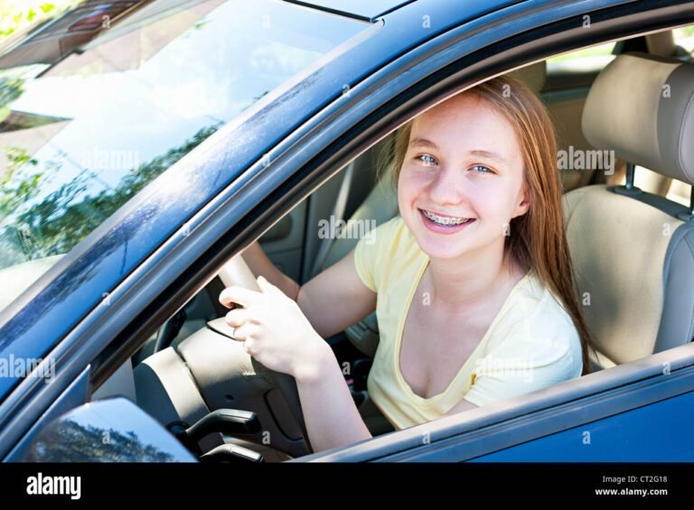 un eleve conduisant une voiture dapprentissage