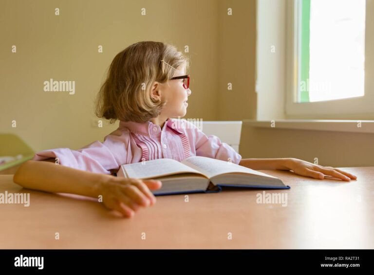 un eleve regardant par la fenetre pensif