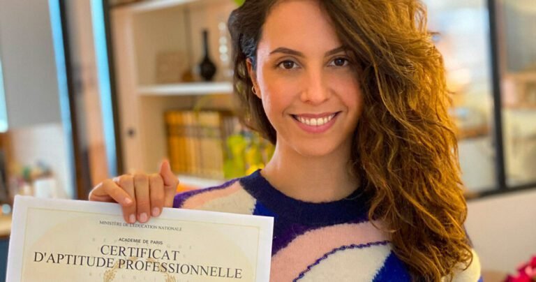 un employe souriant avec un diplome