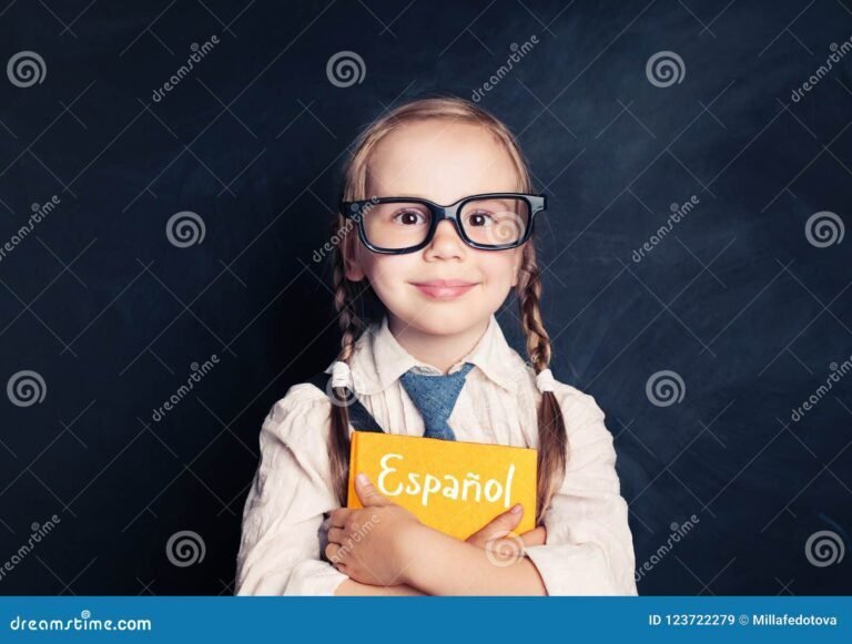 un enfant apprenant lespagnol en classe