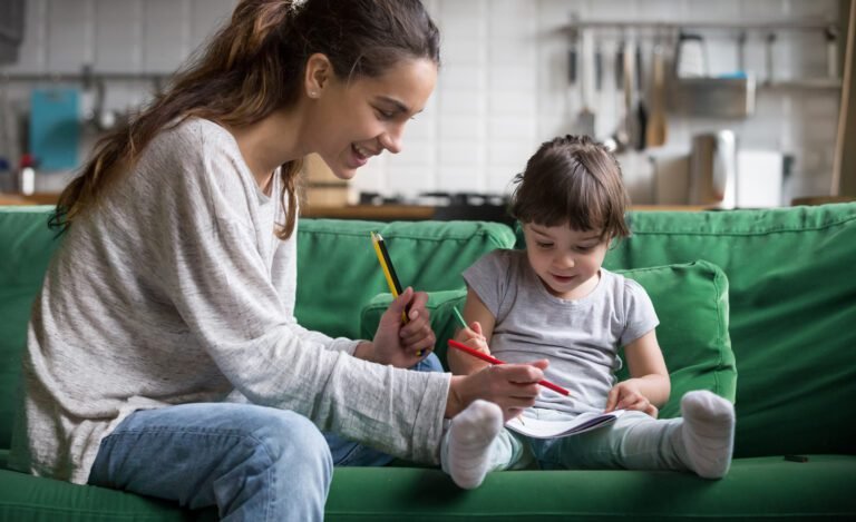 un enfant jouant avec son baby sitter