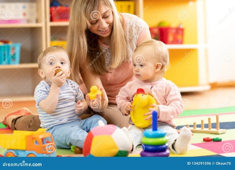 un enfant jouant avec un babysitter 1