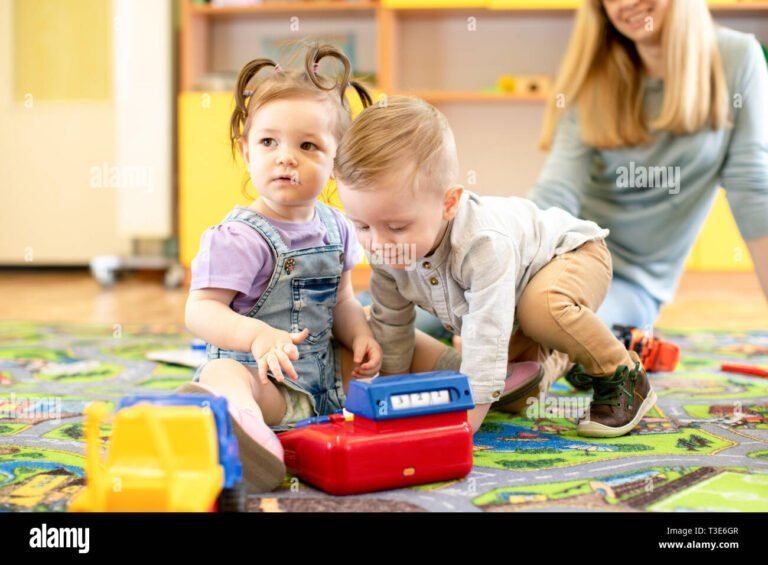un enfant jouant avec un babysitter