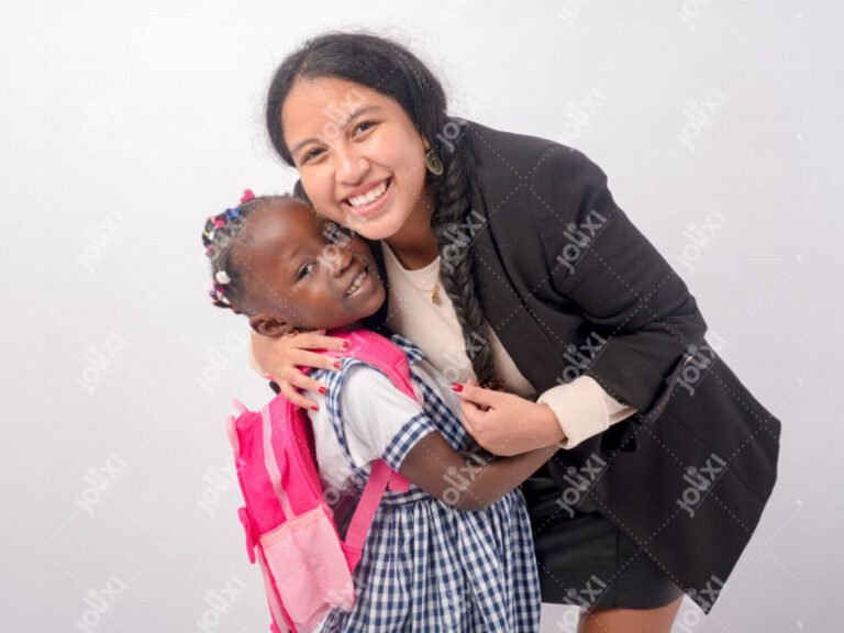 un enfant souriant offrant un calin