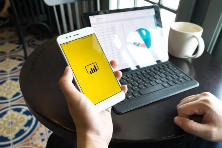 un etudiant apprenant power bi sur un ordinateur
