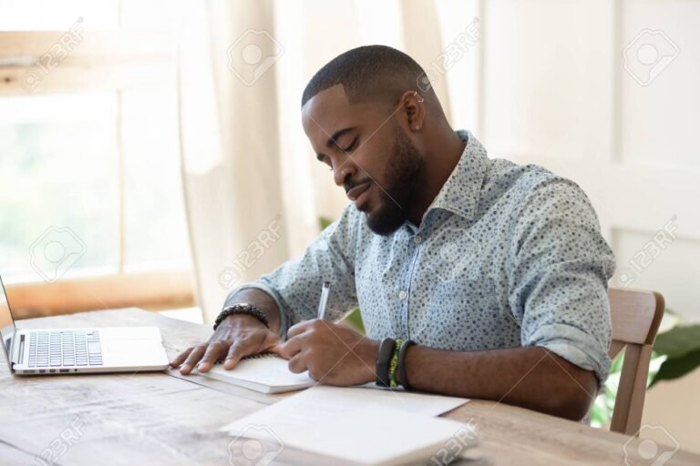 un etudiant concentre sur un test