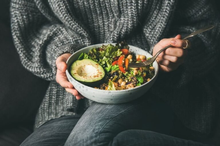 un etudiant cuisinant un plat simple