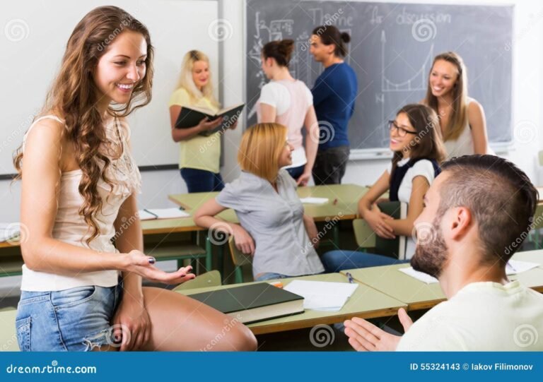 un etudiant en communication en classe