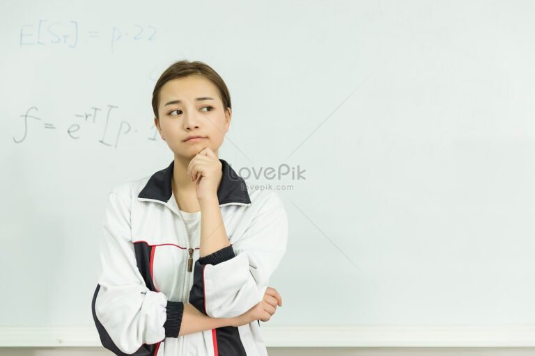 un etudiant reflechissant devant un tableau