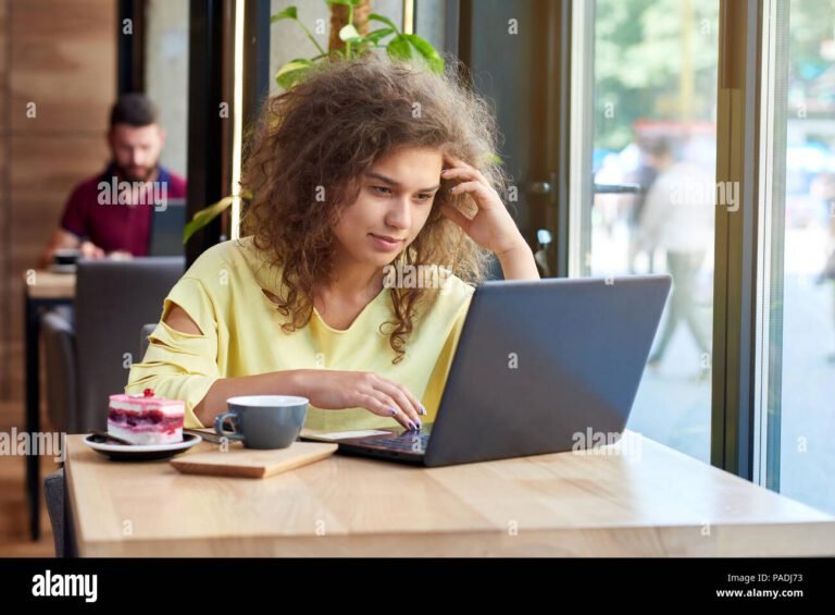 un etudiant travaillant dans un cafe 1