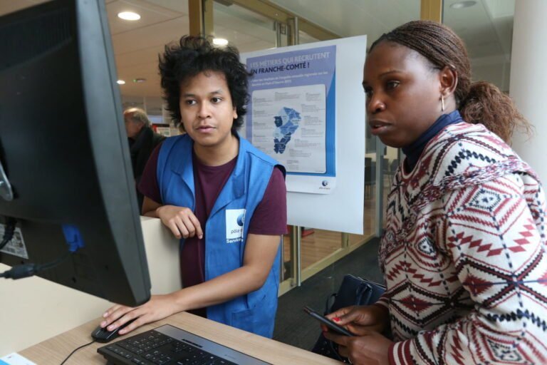 un etudiant utilisant un ordinateur a pole emploi