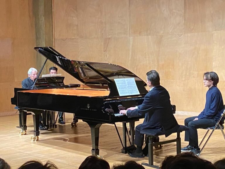 un geste de gratitude vibrant et energique