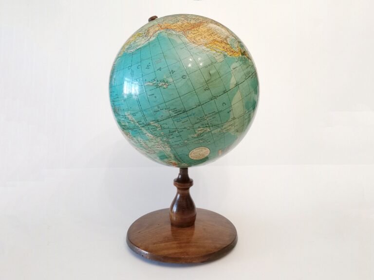 un globe terrestre avec des elements espagnols
