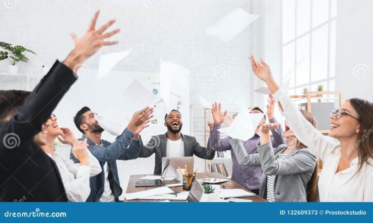 un groupe celebrant un evenement reussi