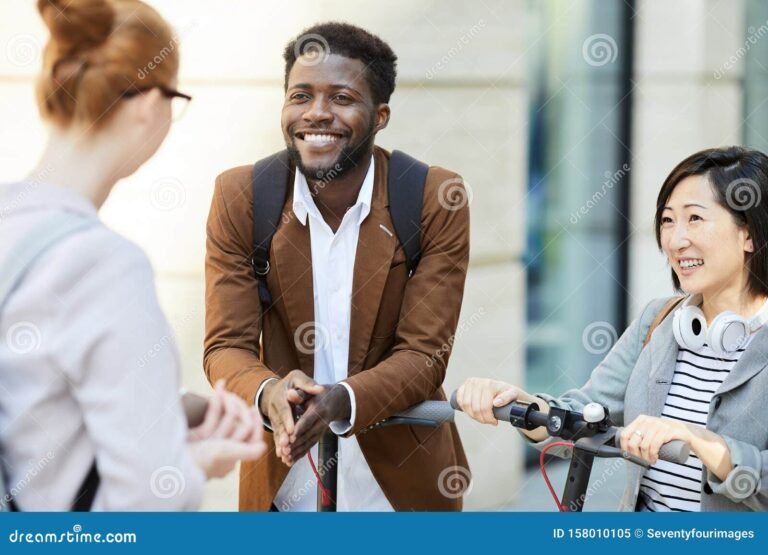 un groupe damis discutant joyeusement