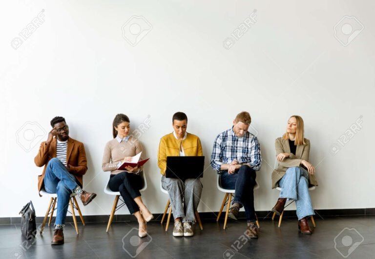 un groupe de jeunes en entretien dembauche