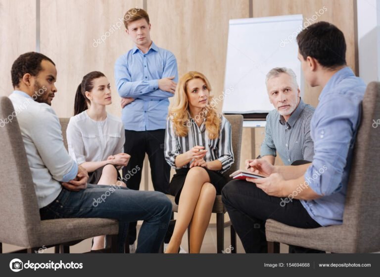 un groupe de personnes en discussion 1