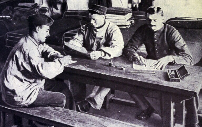 un groupe de personnes en train decrire