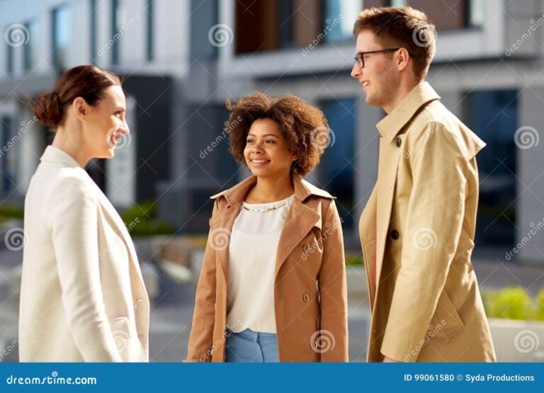 un groupe de personnes parlant dans la rue