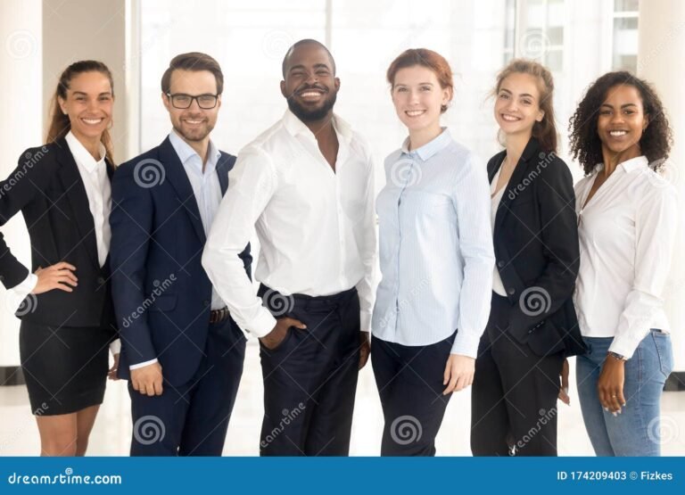 un groupe diversifie demployes heureux