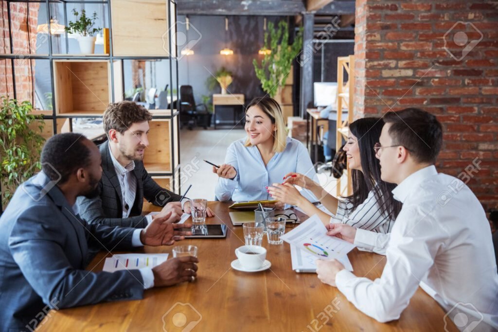 Que signifie l'expression "cher toutes et tous" en français 1 un groupe diversifie en reunion amicale