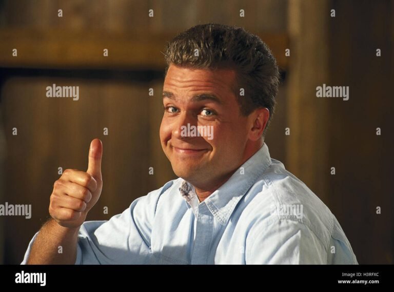 un homme faisant un geste de satisfaction