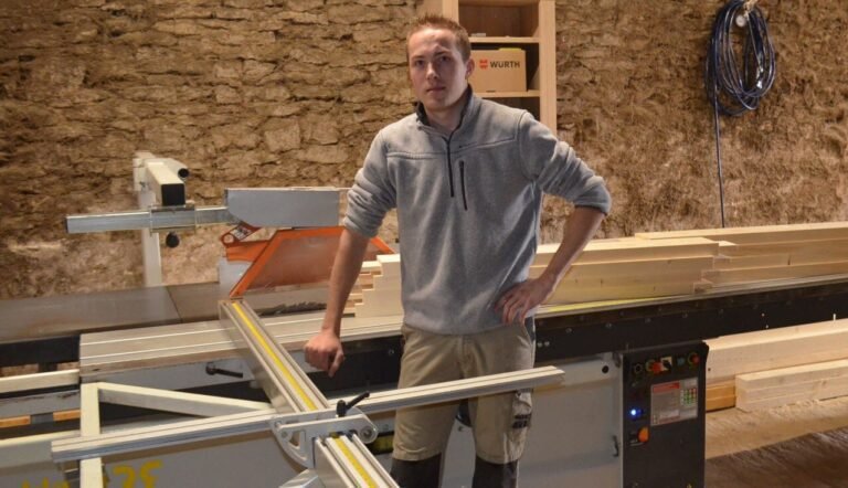 un jeune artisan en train de creer